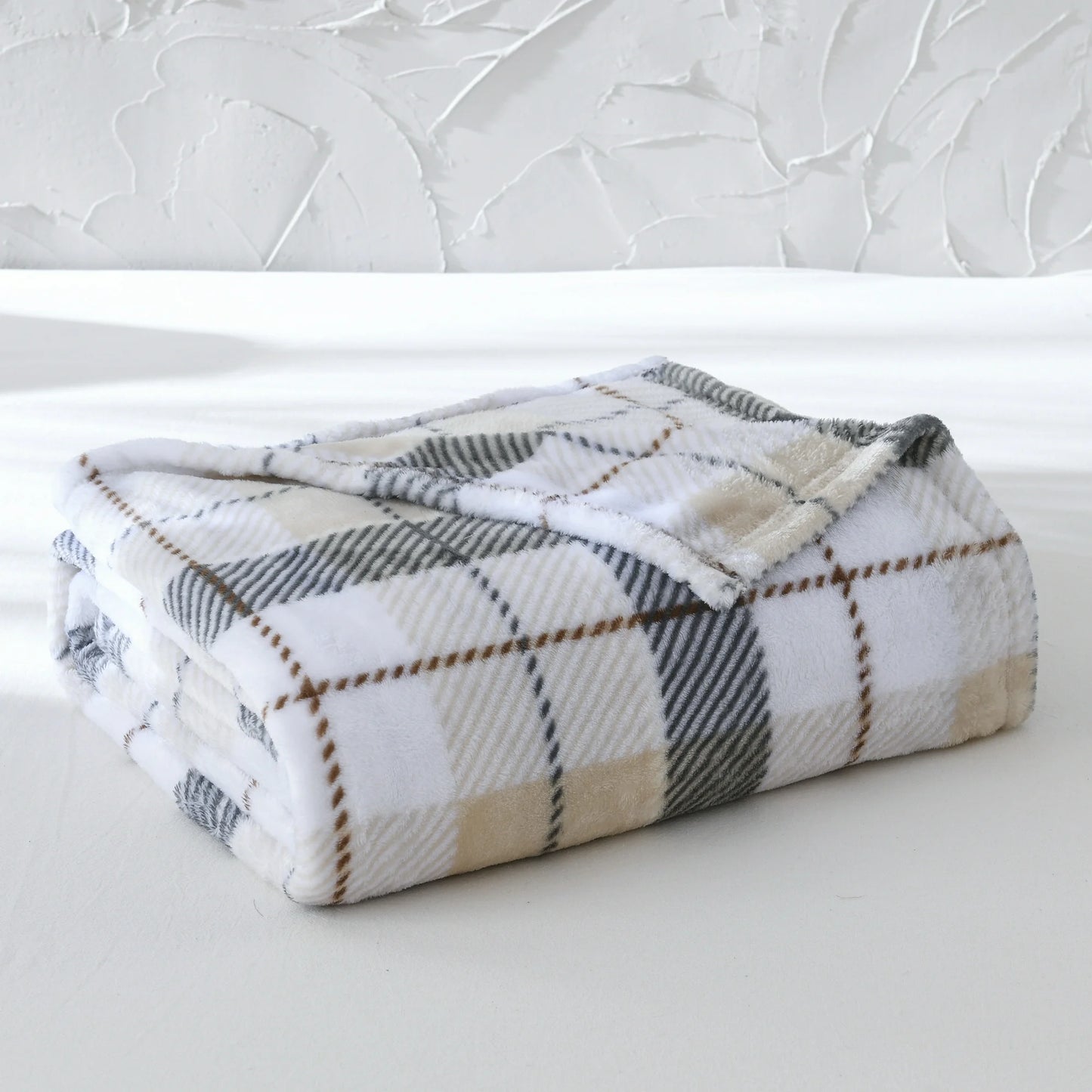 Mainstays Super Soft Plush Blanket, Neutral Plaid, Twin, Adult/Teen