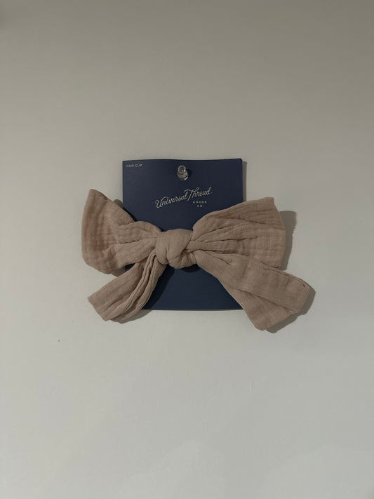 Universal Thread™ Textured Fabric Hair Bow Clip – Neutral Beige