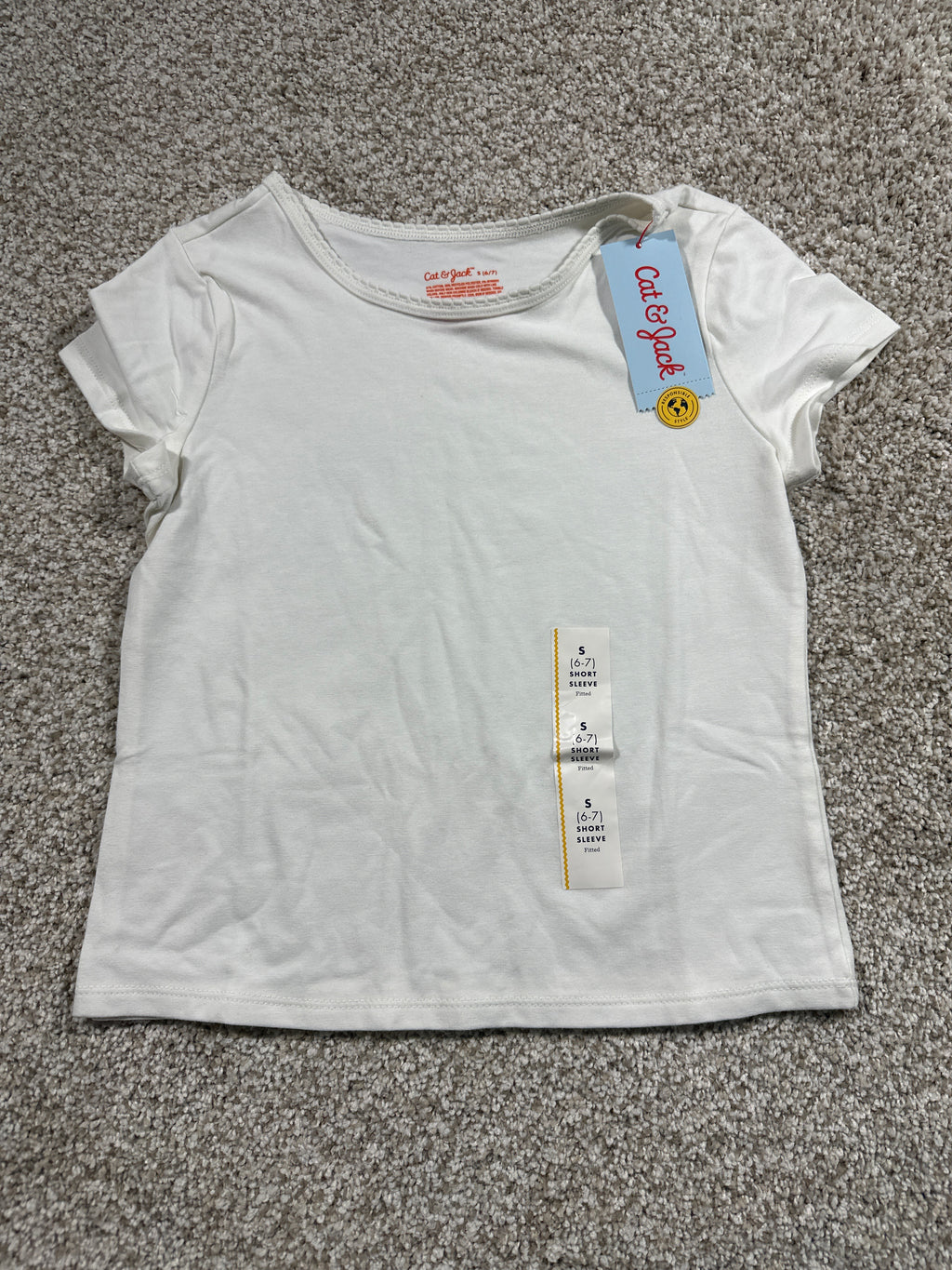 Cat & Jack girls cream fitted short sleeve T-shirt, size S 6/7