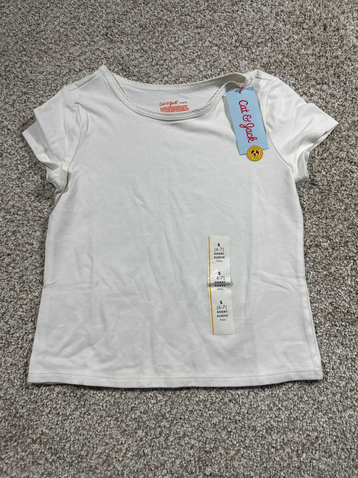 Cat & Jack girls cream fitted short sleeve T-shirt, size S 6/7
