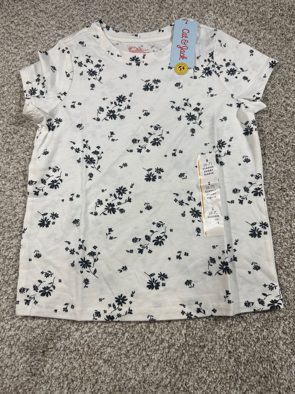 Cat & Jack girls black and white floral classic short-sleeve T-shirt, size S (6/7)