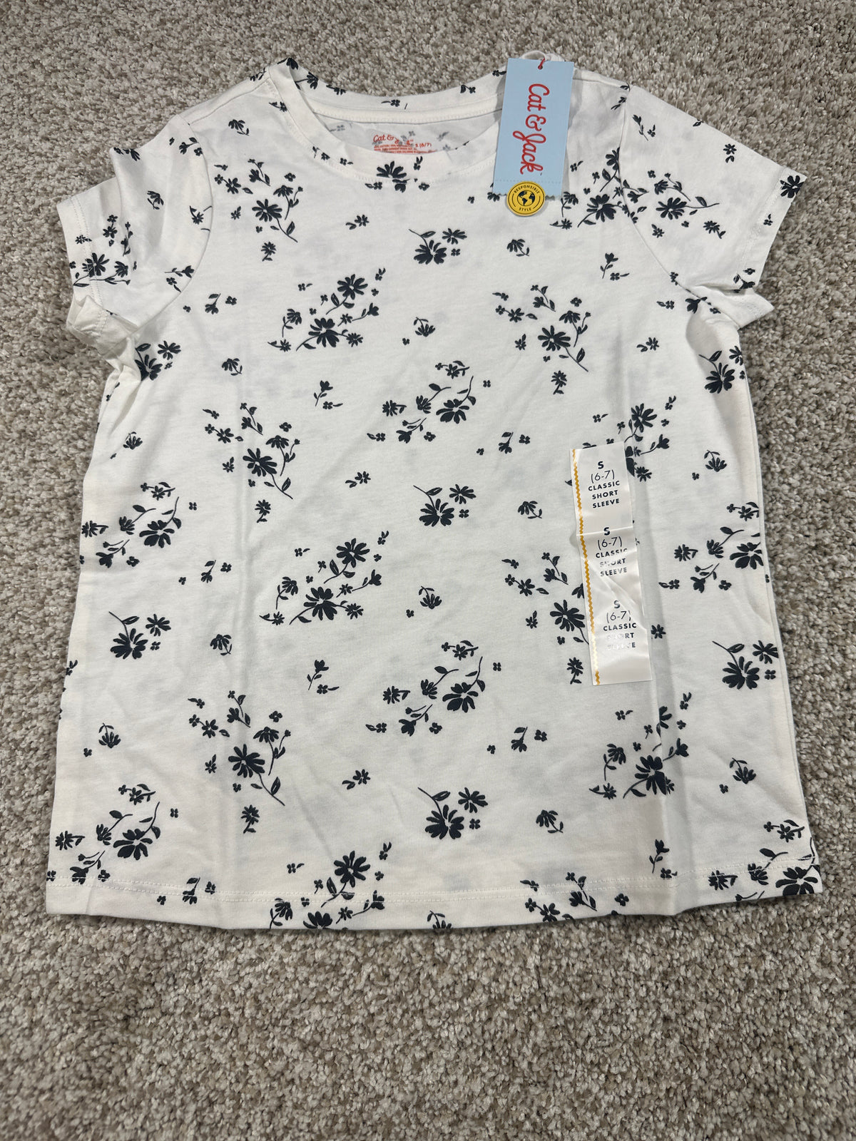 Cat & Jack girls black and white floral classic short-sleeve T-shirt, size S (6/7)
