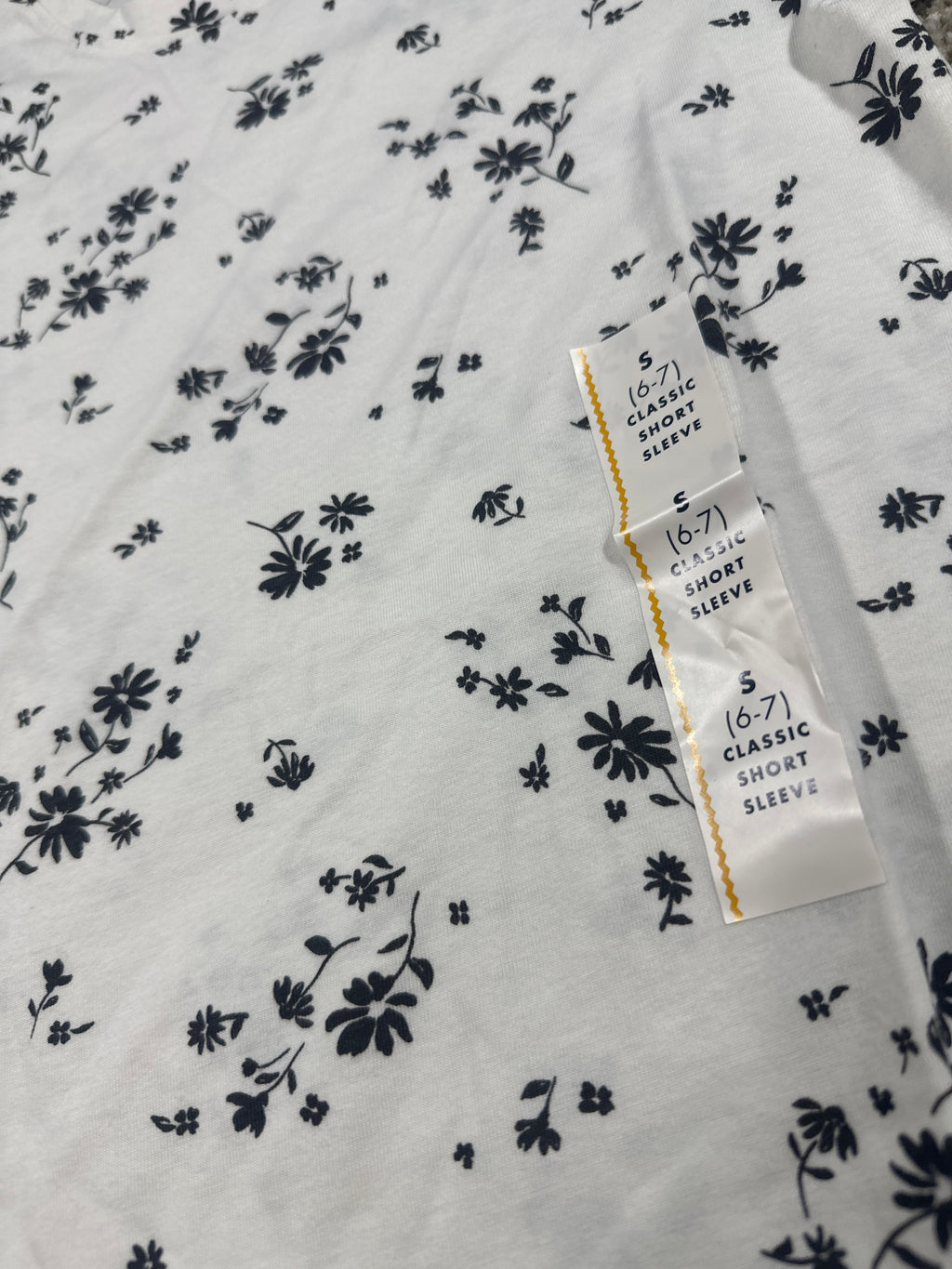Cat & Jack girls black and white floral classic short-sleeve T-shirt, size S (6/7)