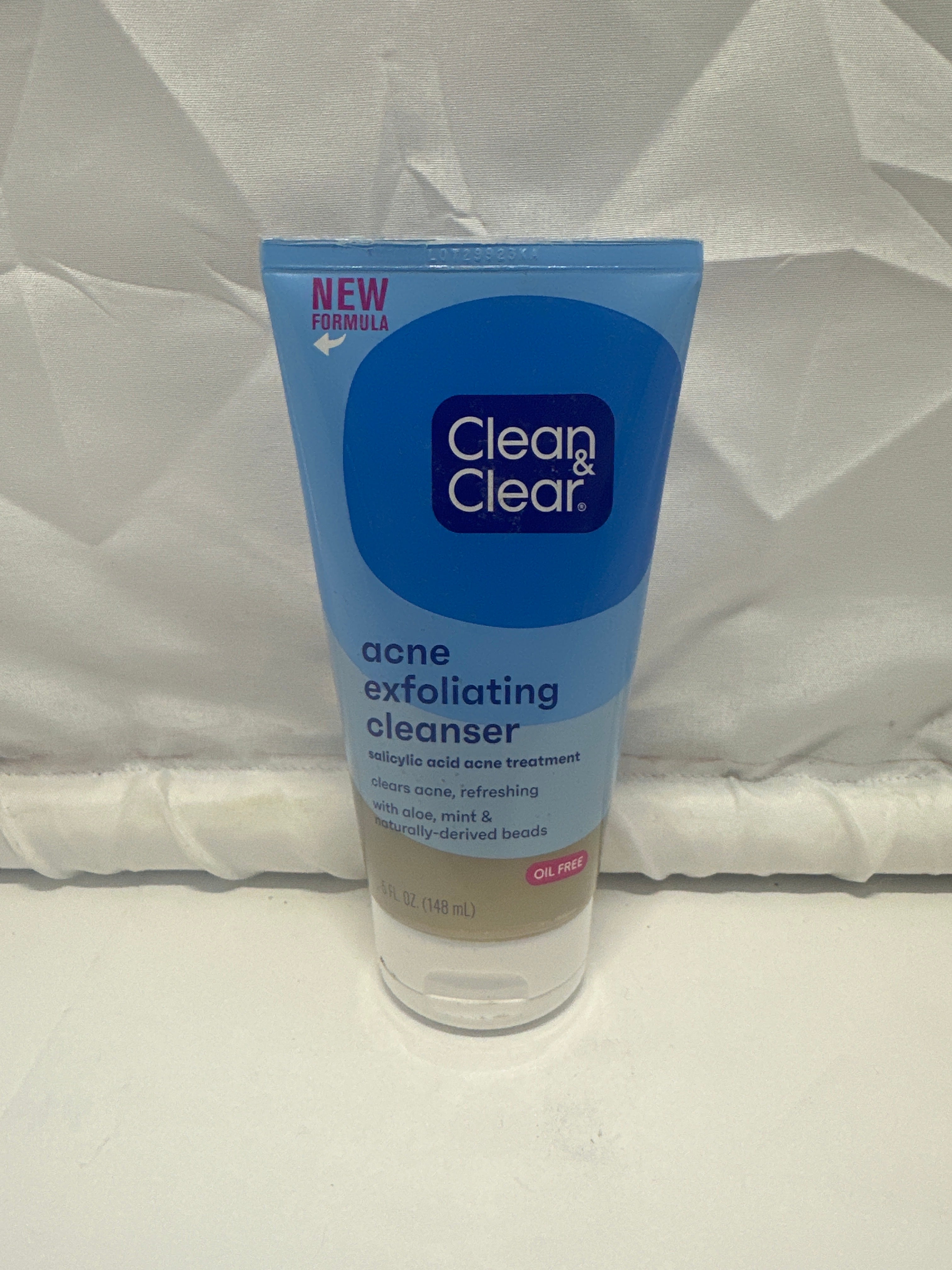 Clean & Clear Acne Exfoliating Cleanser – Oil-Free (5 fl oz)