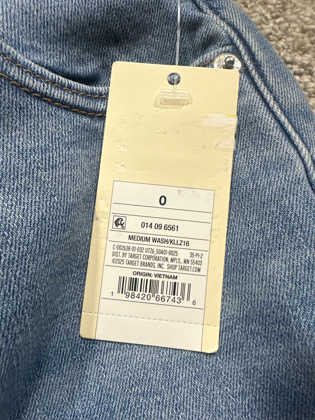 Universal Thread jeans size 0 retail tag with DPCI 014-09-6561 and UPC 198420667436