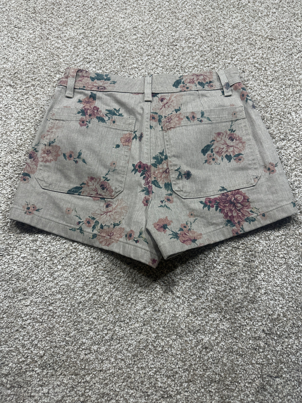 Universal Thread women’s floral khaki sailor shorts, front pocket detail