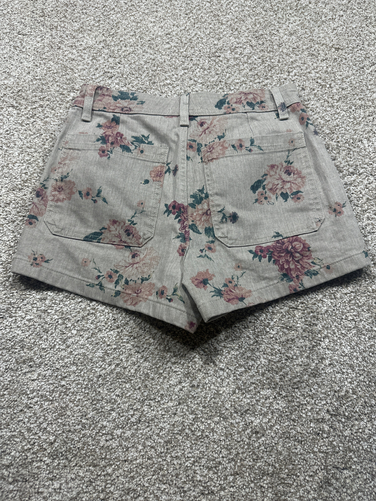 Universal Thread women’s floral khaki sailor shorts, front pocket detail