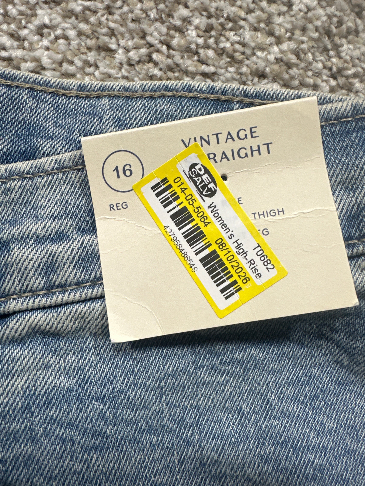 Universal Thread jeans material label showing 99% cotton and 1% Lycra spandex