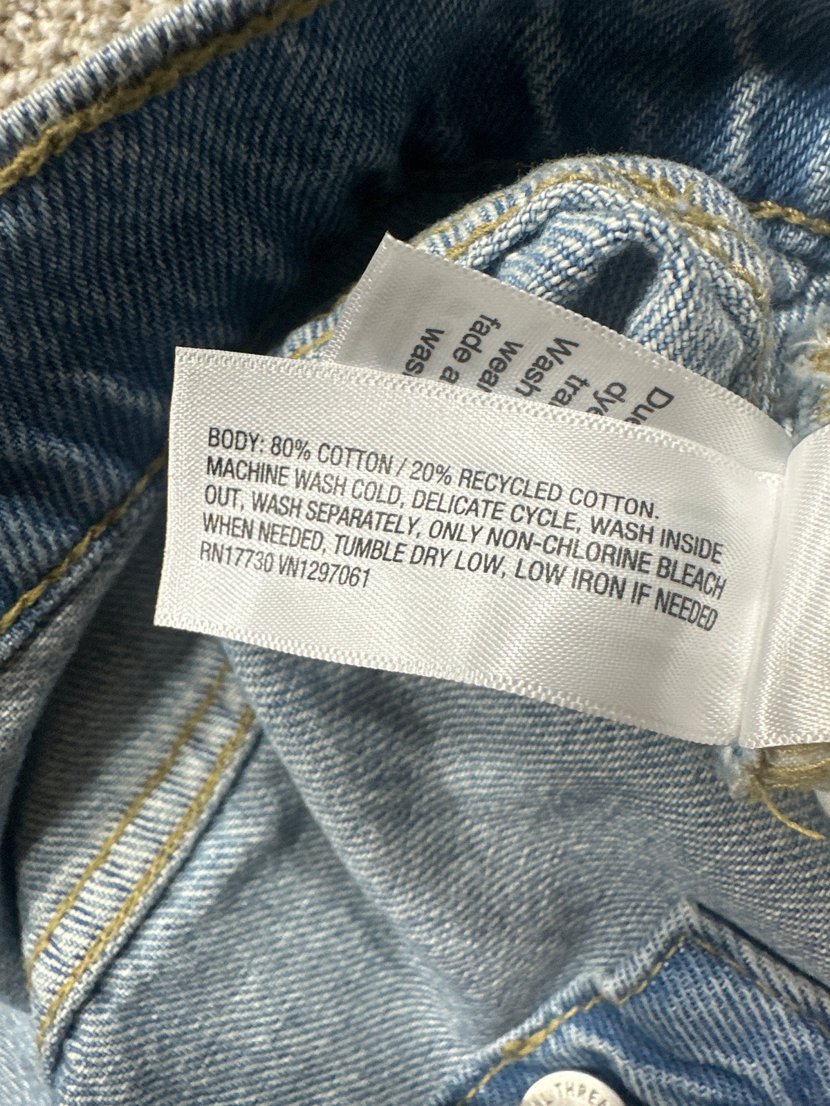 Universal Thread jeans material label showing 80% cotton and 20% recycled cotton