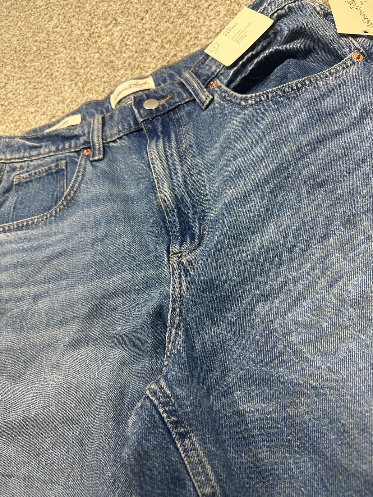 Universal Thread size 8 medium wash easy barrel jeans waistband and retail tag