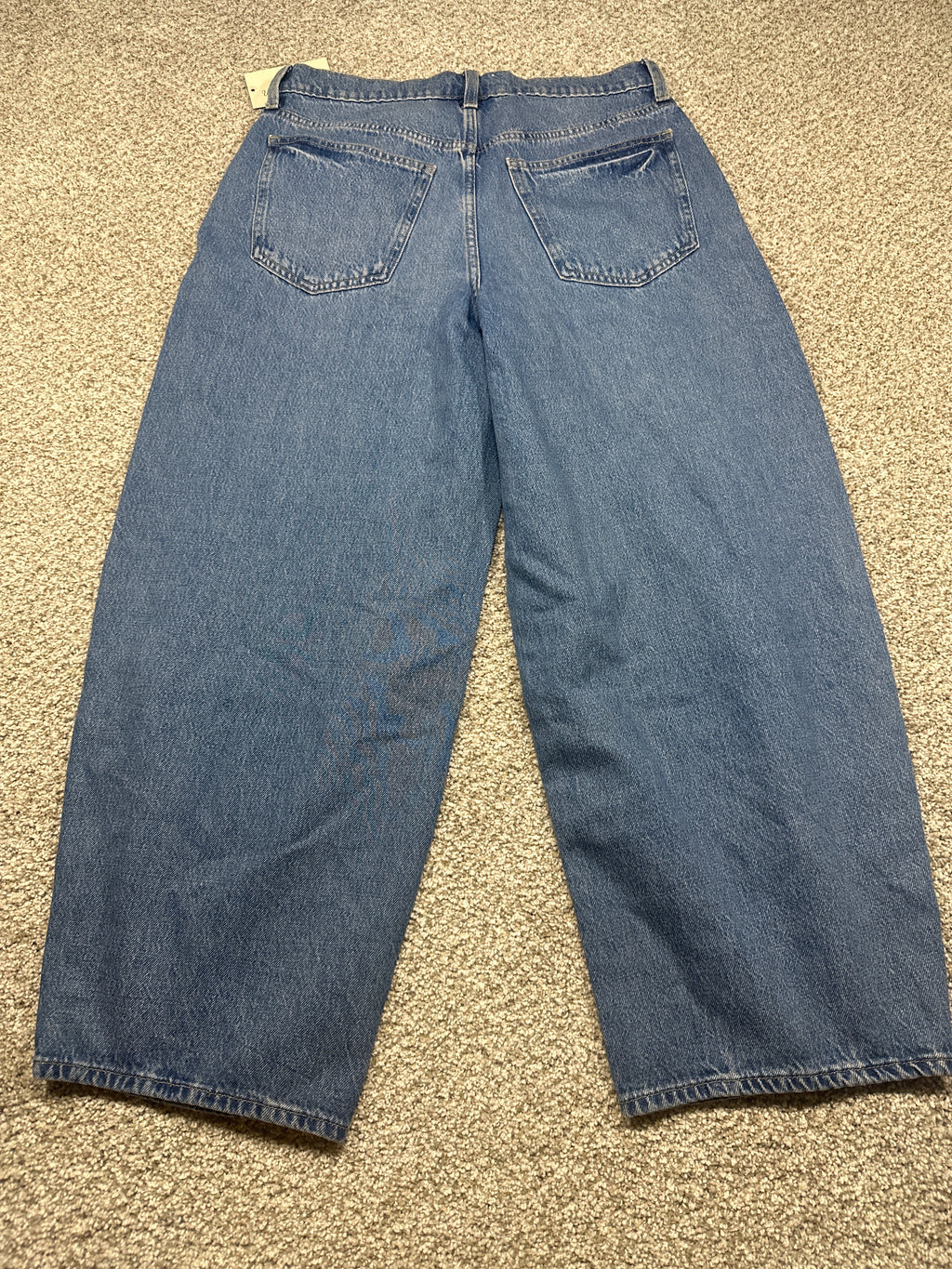 Universal Thread women’s medium wash easy barrel jeans, front fly detail