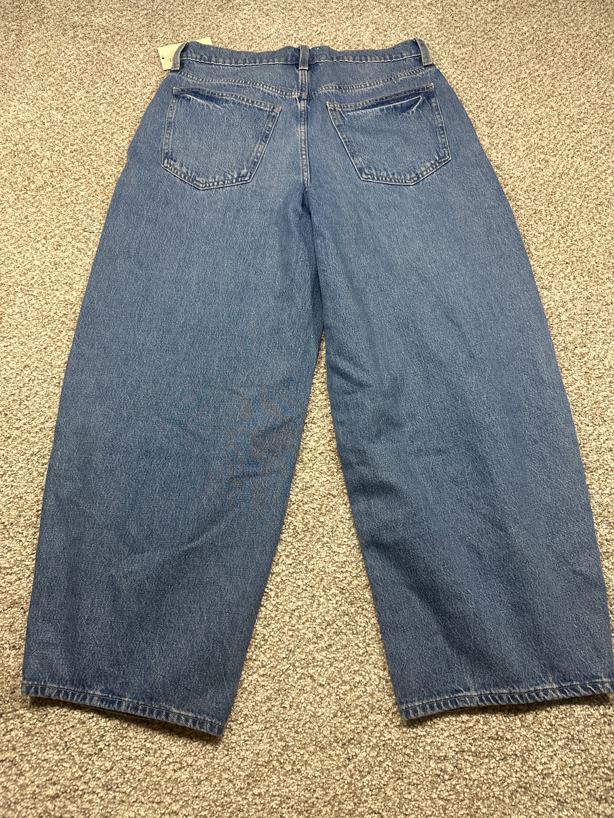 Universal Thread women’s medium wash easy barrel jeans, front fly detail
