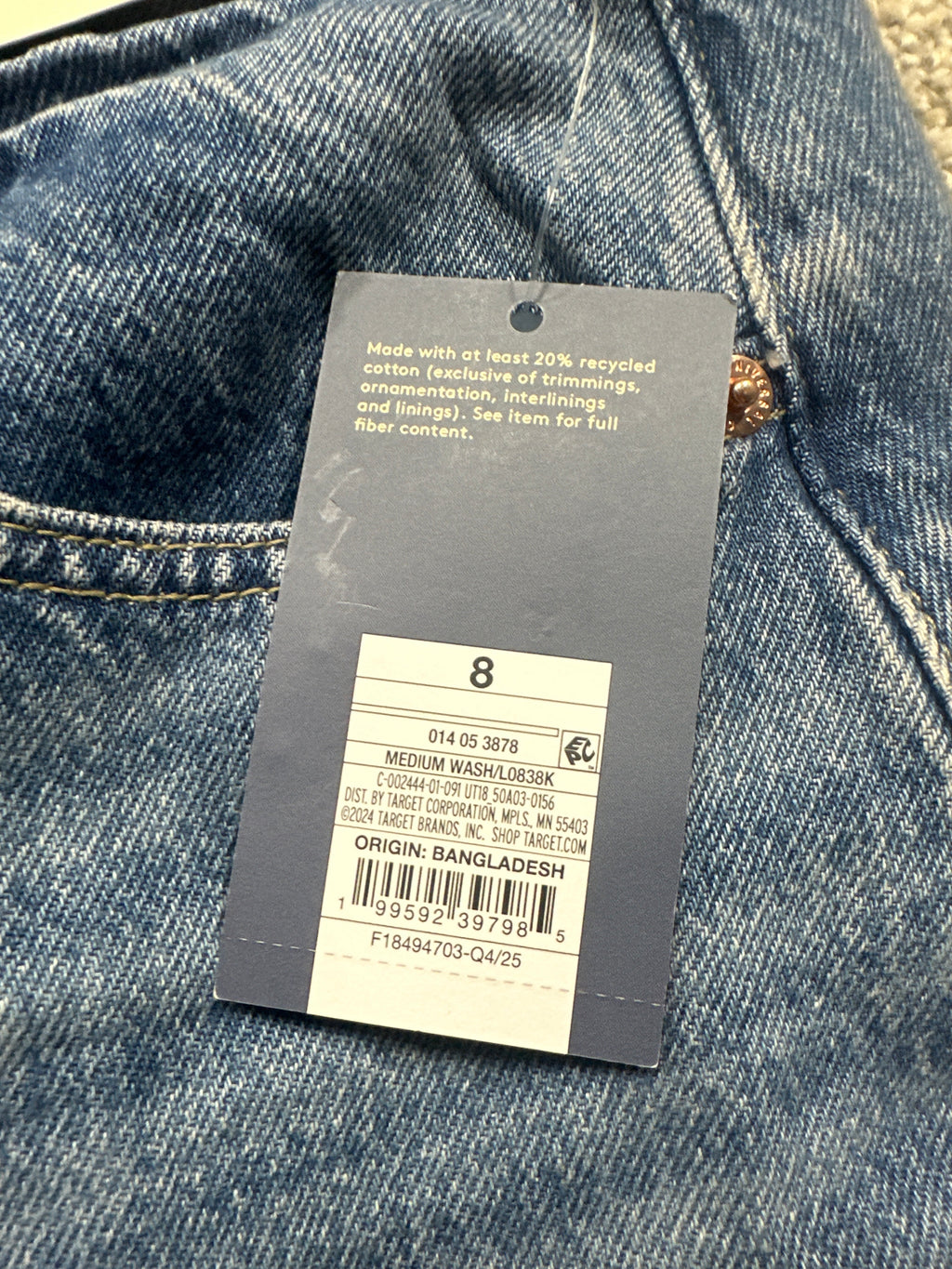 Universal Thread jeans material label and size 8 retail tag