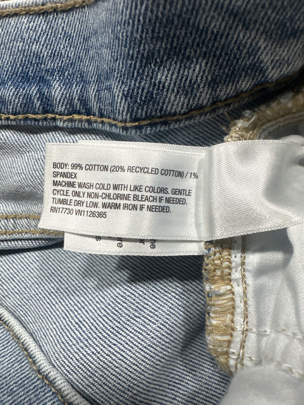 Universal Thread jeans material label showing cotton and spandex