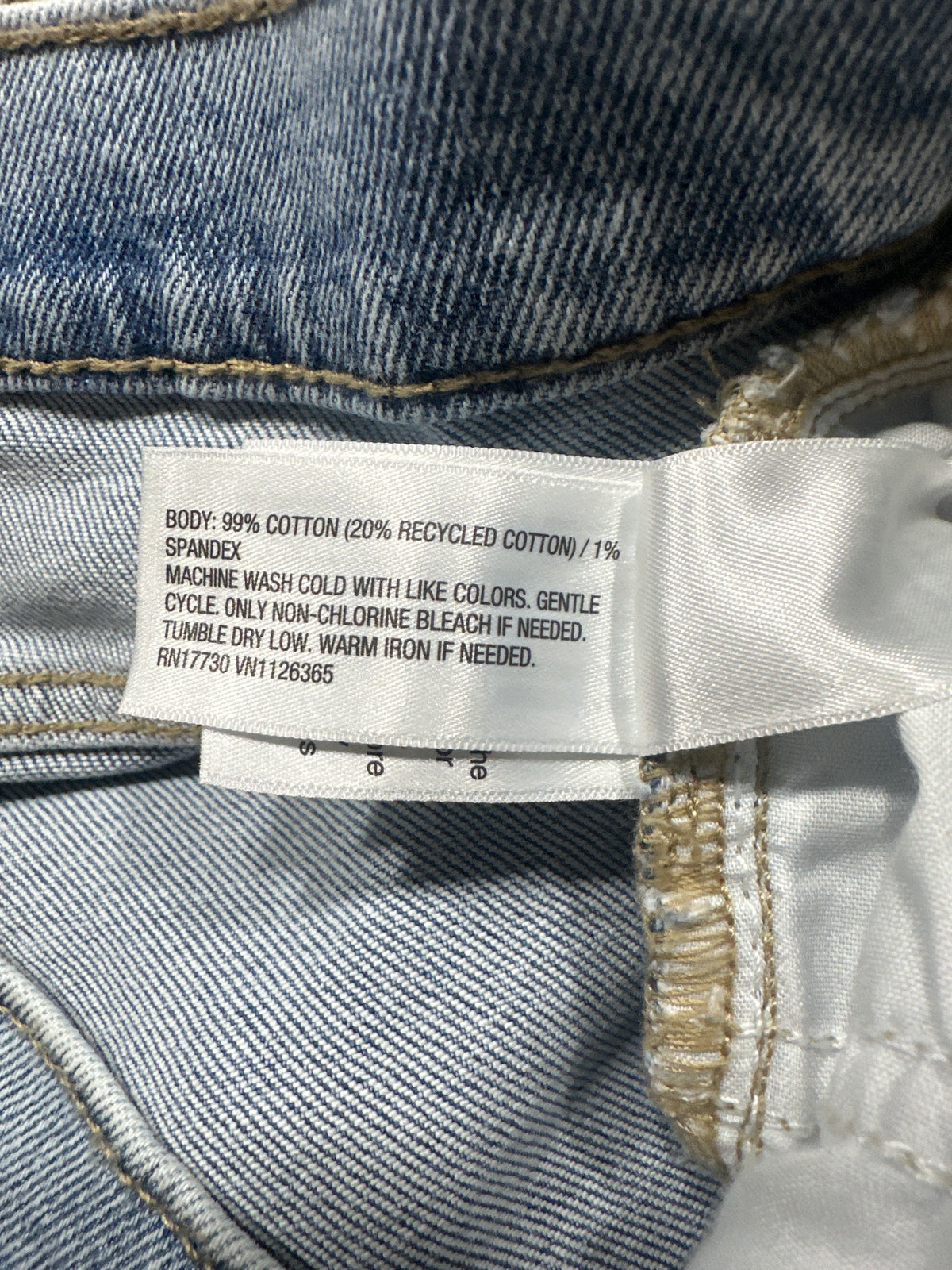 Universal Thread jeans material label showing cotton and spandex