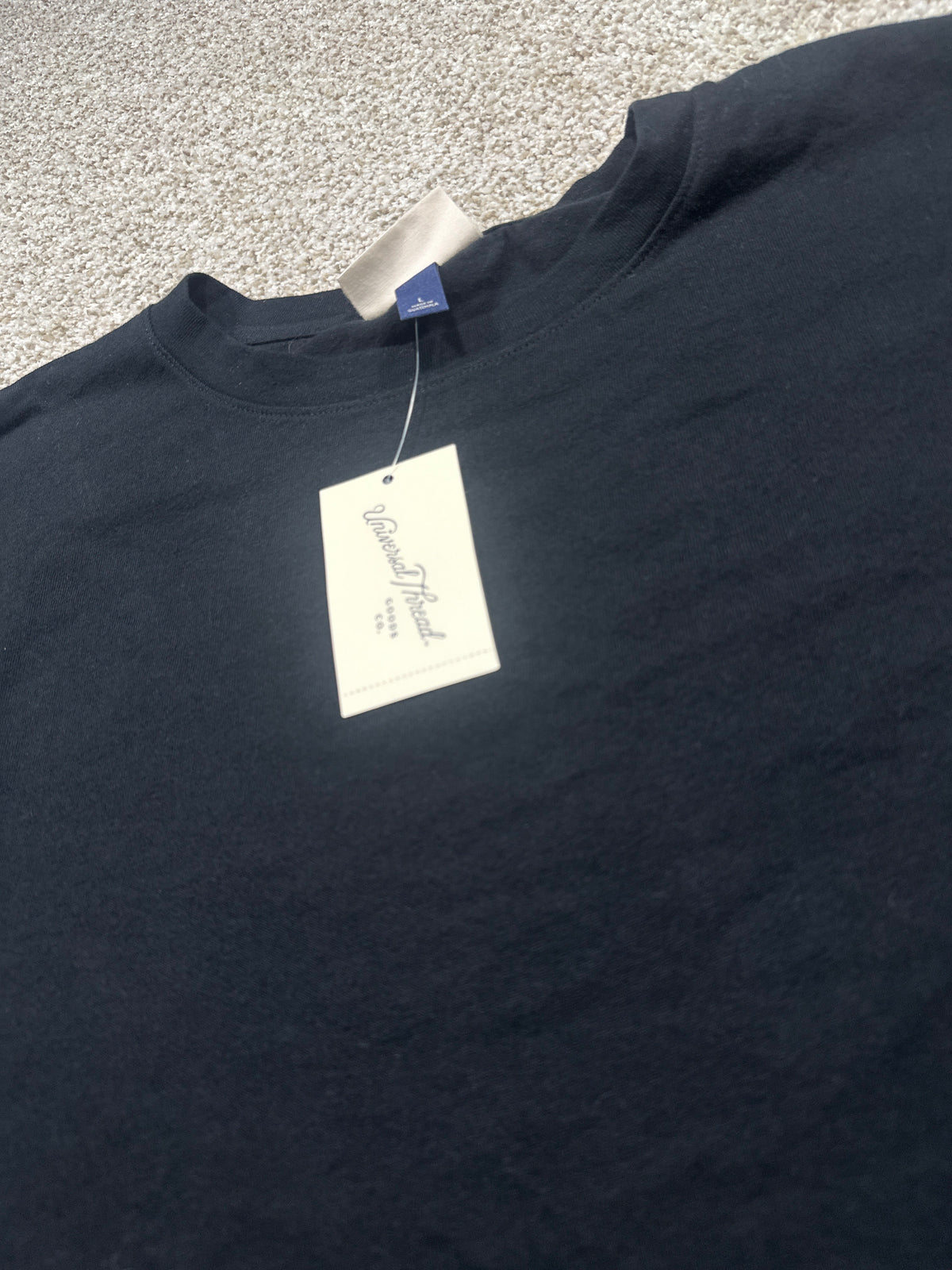 Universal Thread black T-shirt crew neckline and brand detail