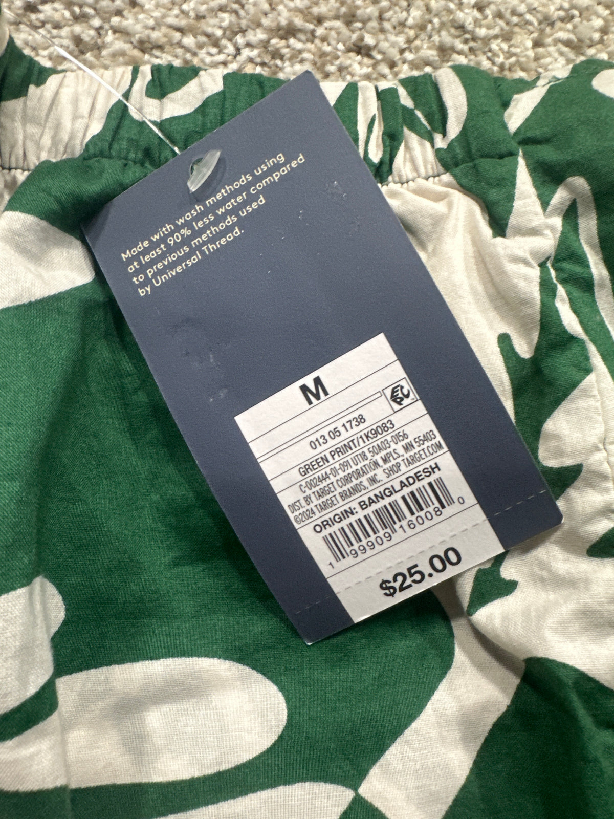 Universal Thread retail tag showing medium size and UPC