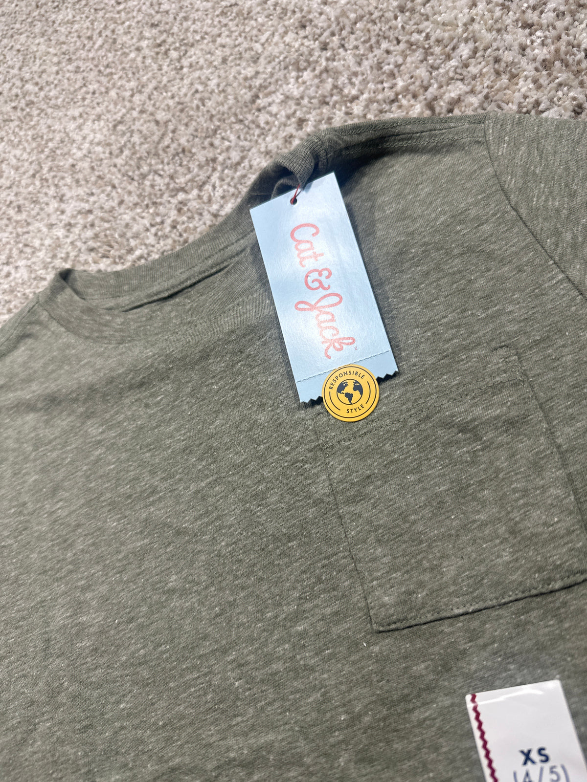 Cat & Jack boys olive heather pocket T-shirt size XS 4/5 detail