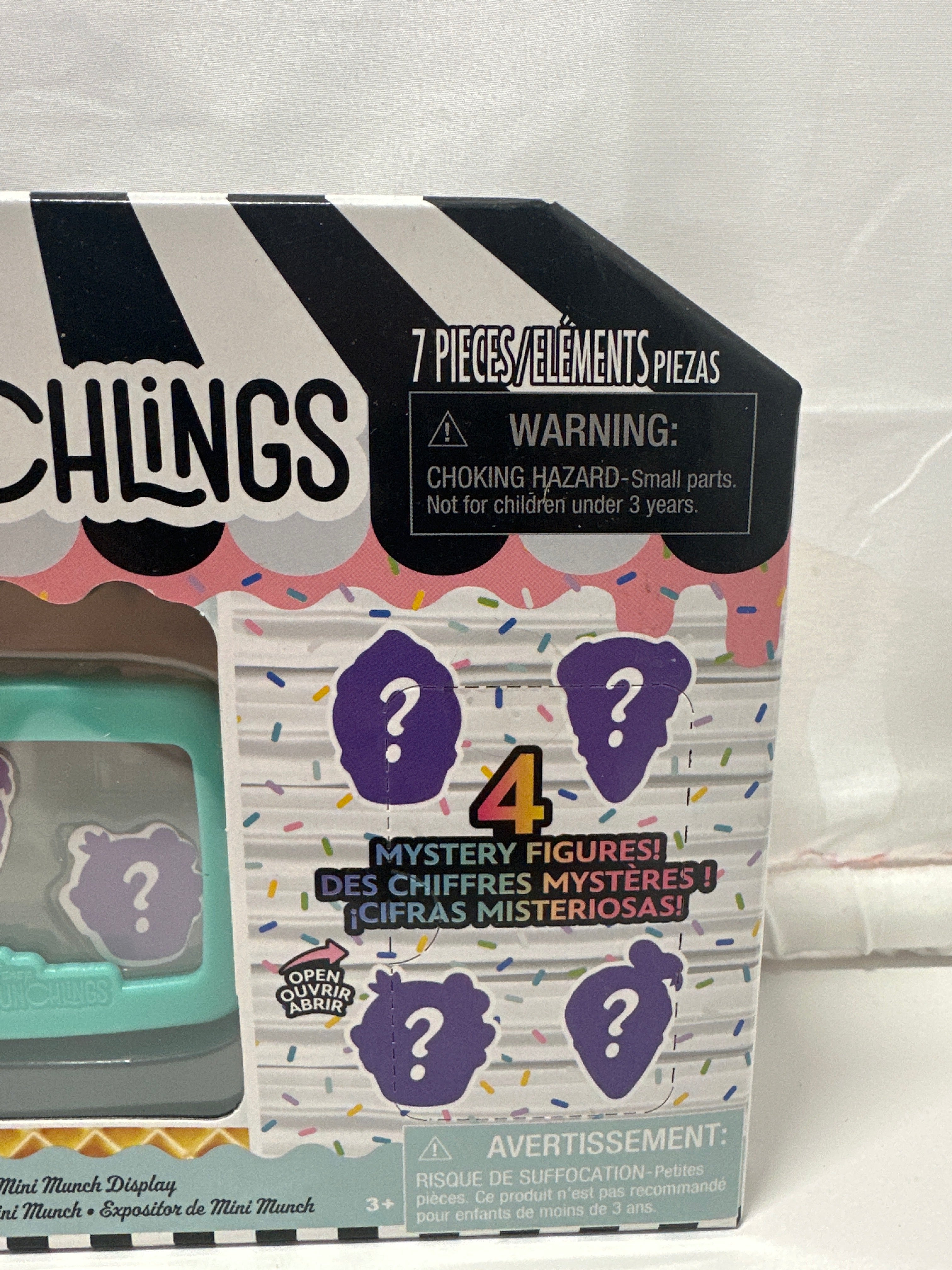 Disney Munchlings Mini Munch Display 7-Piece Set with 4 Mystery Figures Blue