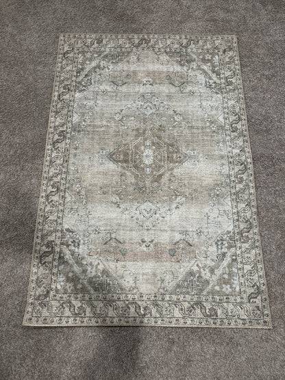 Hillstone Collection Traditional Vintage Medallion Ahmeira Beige 4 ft. x 6 ft. Area Rug