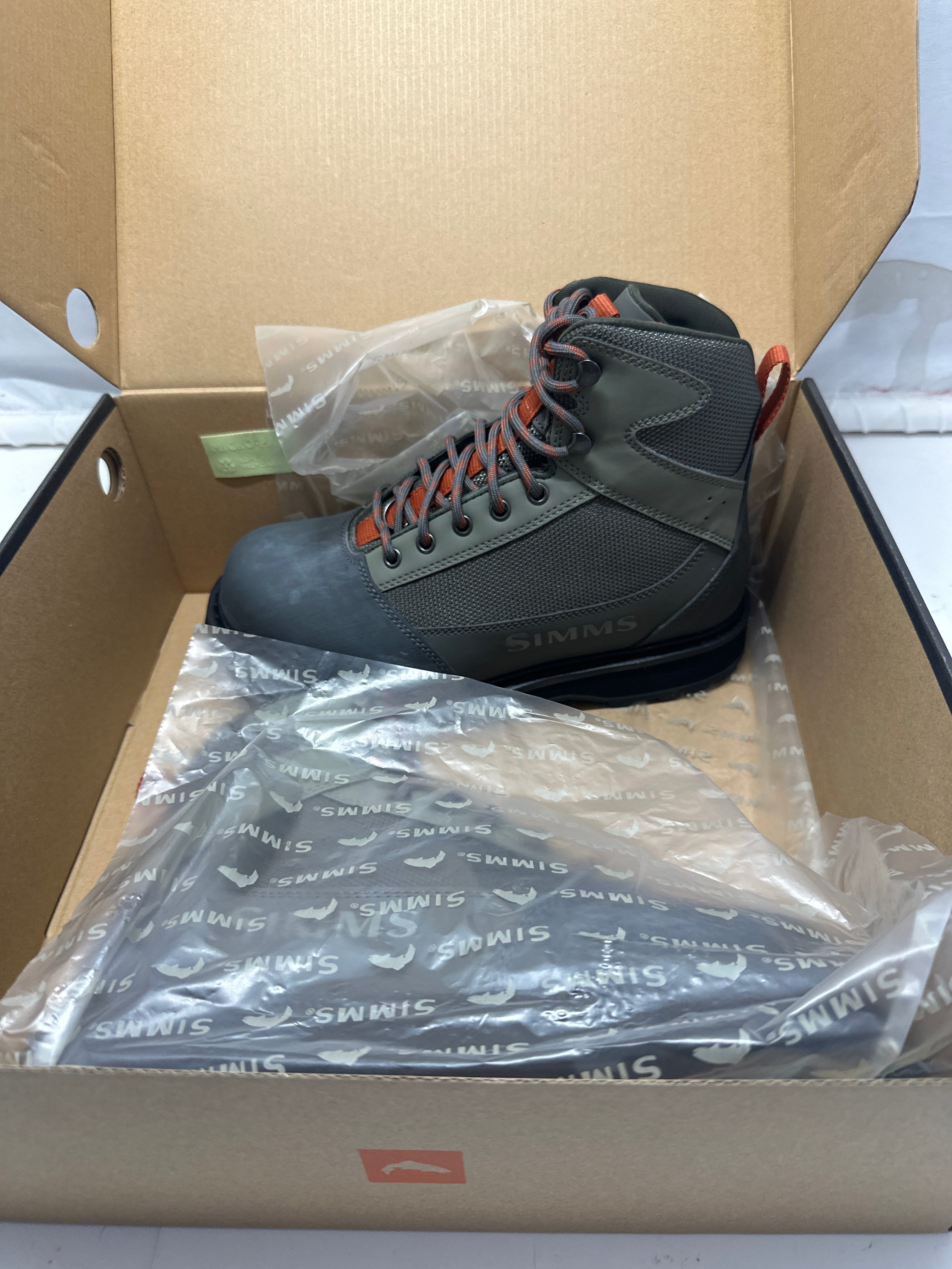 Simms Men's Tributary Rubber Wading Boots Basalt Size 7 Felt-Free Fishing