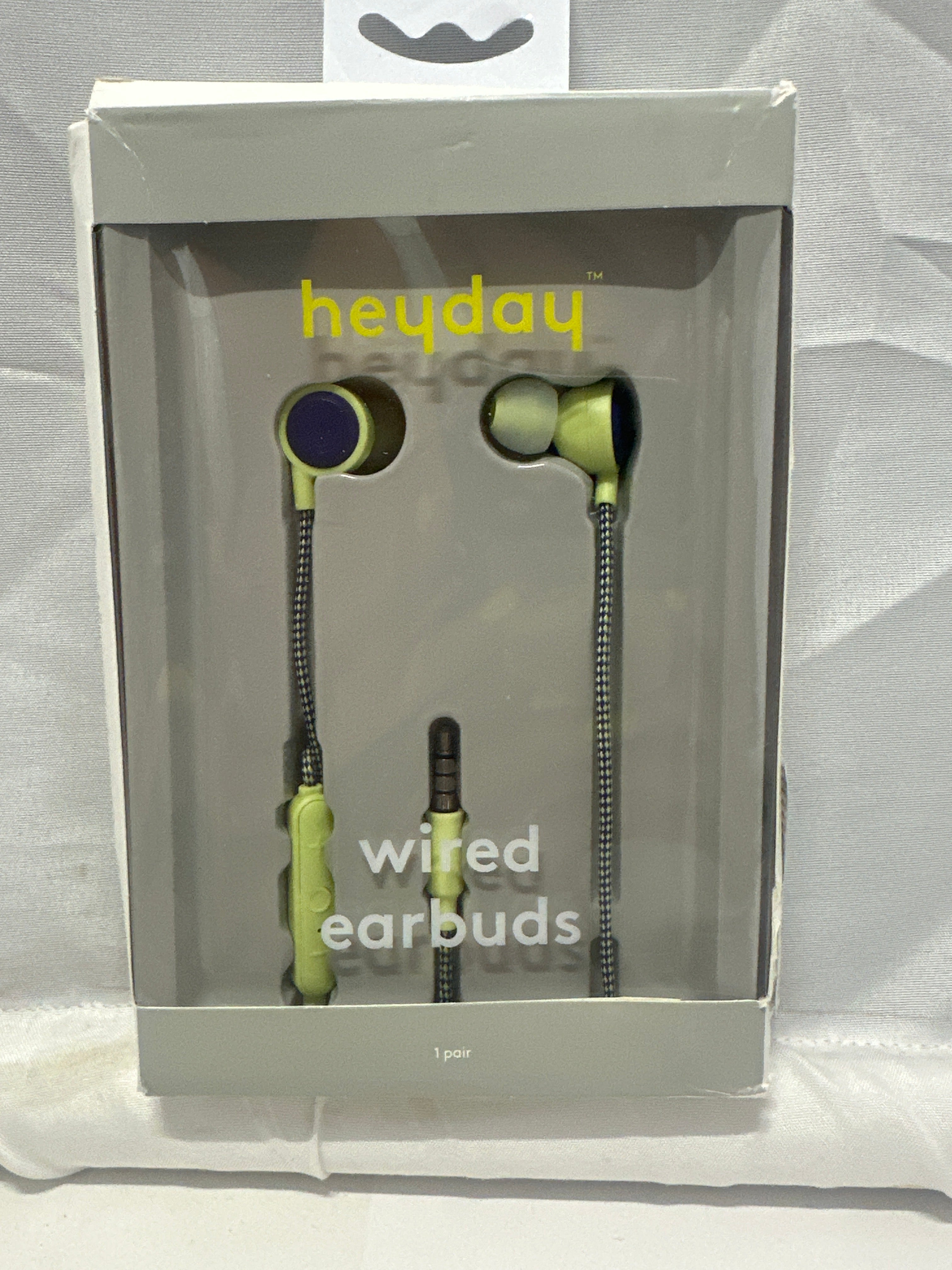 Heyday Wired Earbuds 3.5mm AUX Microphone Remote Pastel Lime New