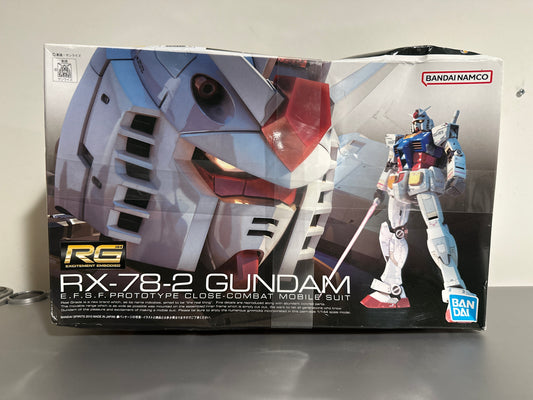 Bandai RG RX-78-2 Gundam – 1/144 Real Grade Close-Combat Mobile Suit Model Kit