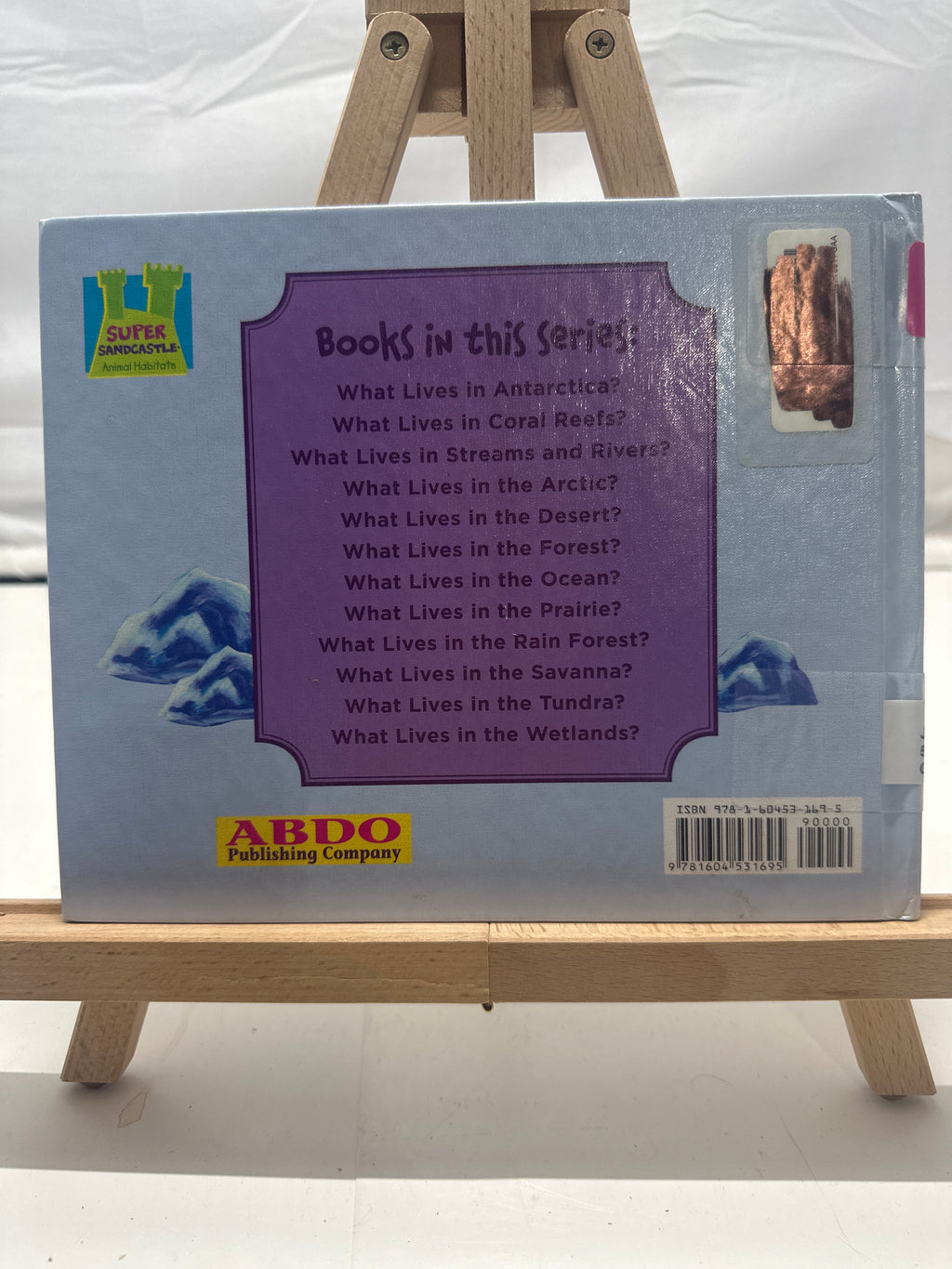 What Lives in Antarctica? by Oona Gaarder-Juntti Hardcover