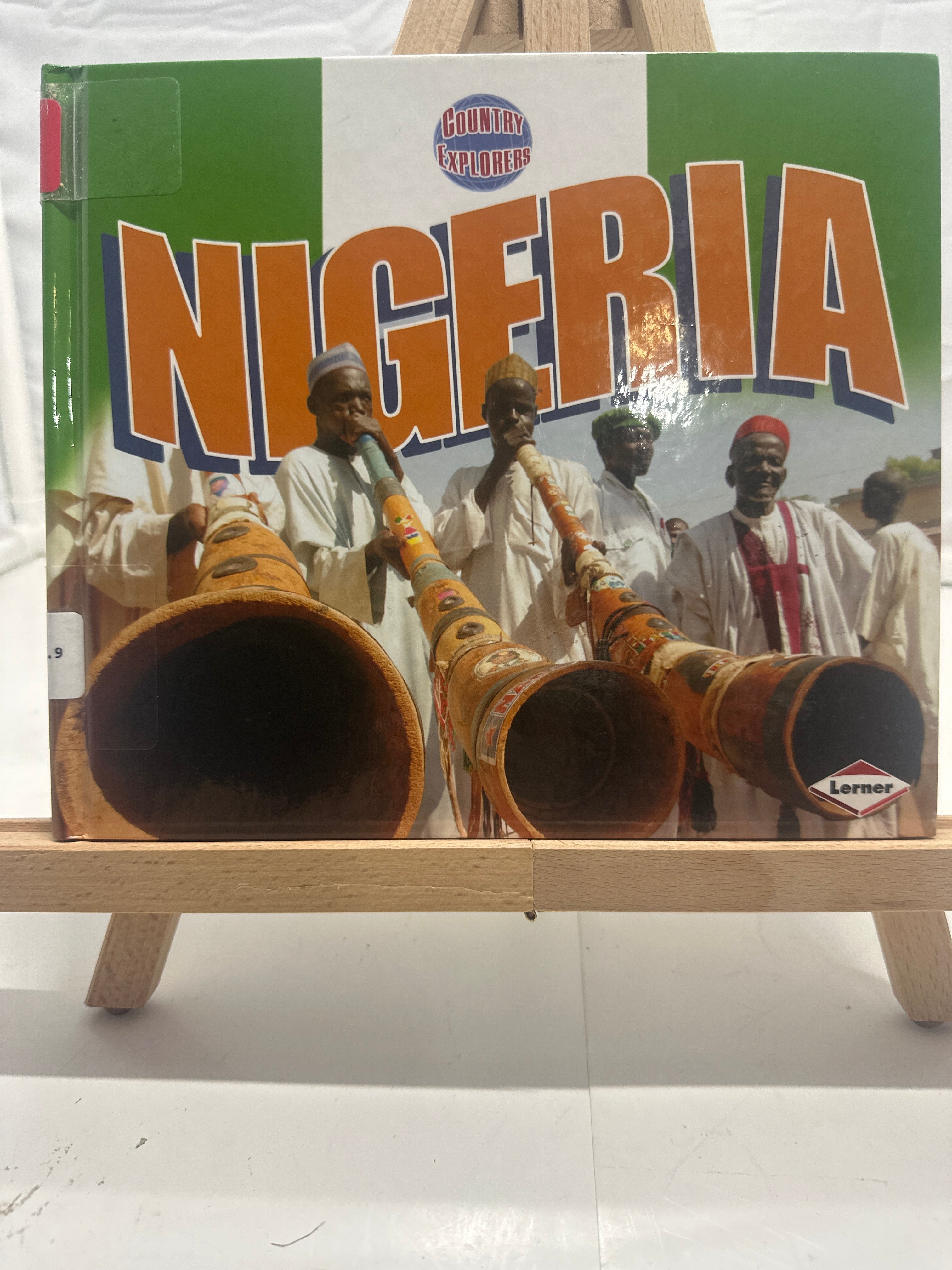 Nigeria (Country Explorers) by Mary N. Oluonye Hardcover