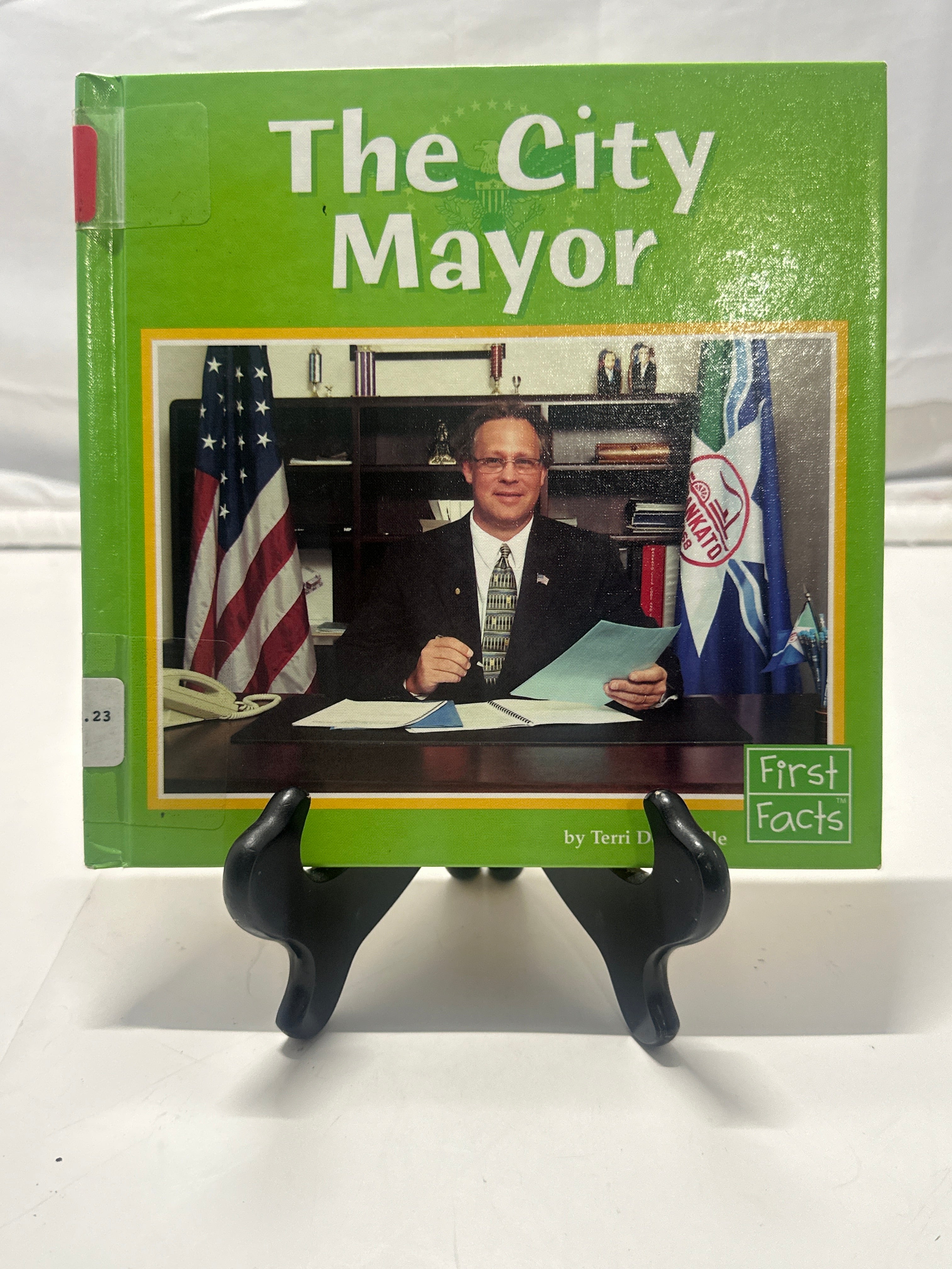 The City Mayor (First Facts) by Terri Degezelle Hardcover