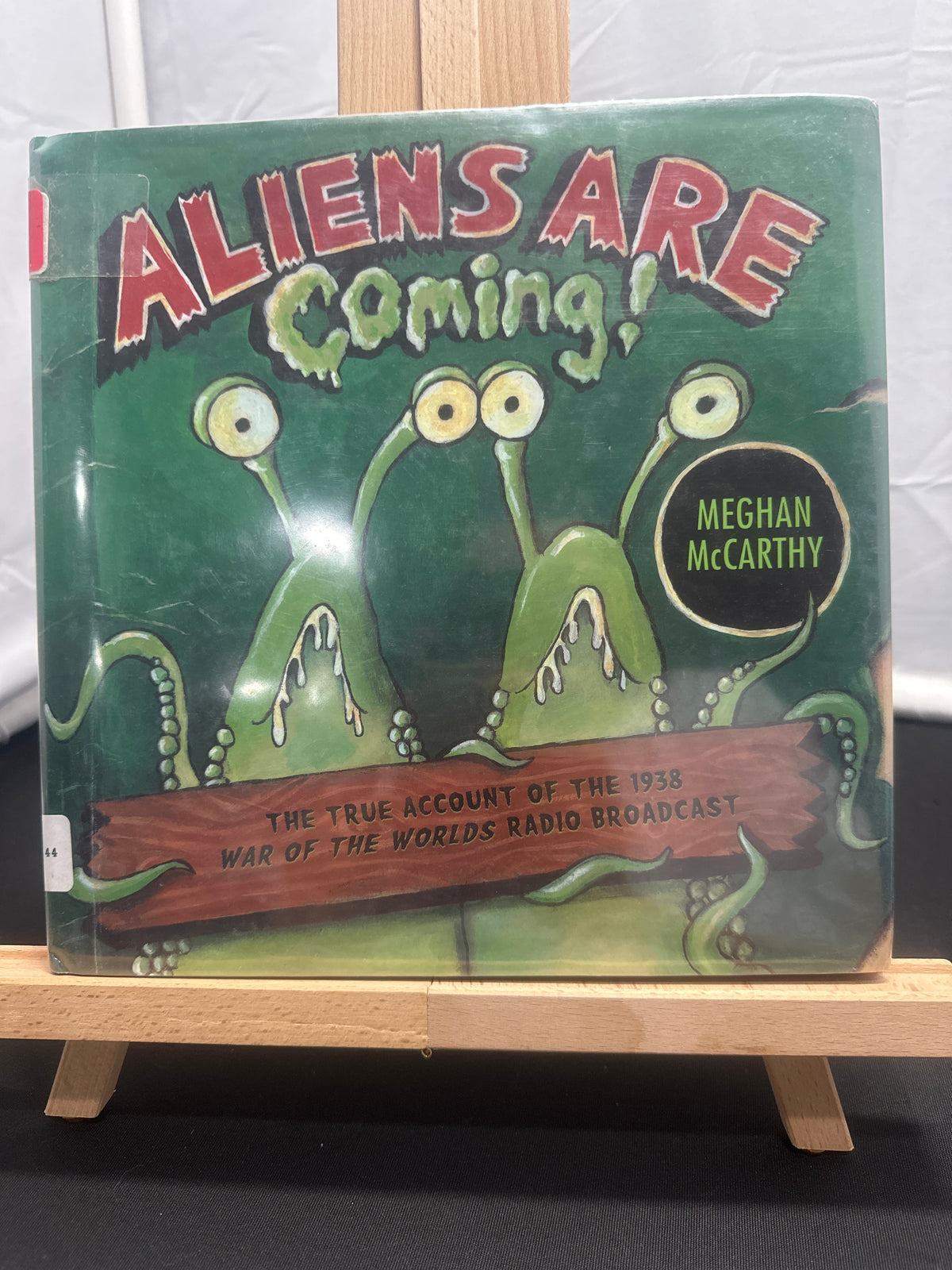 Aliens are coming! by Meghan McCarthy Hardcover