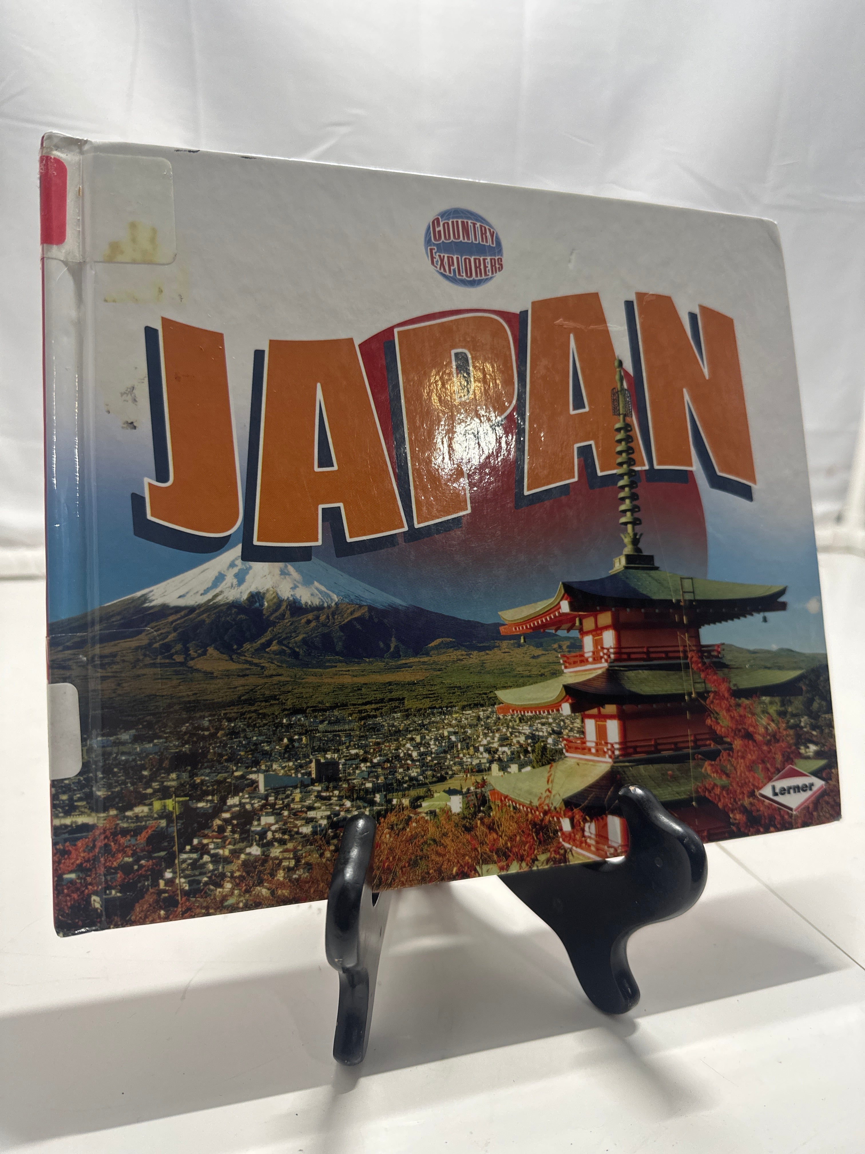 Japan (Country Explorers) by Tom Streissguth Hardcover