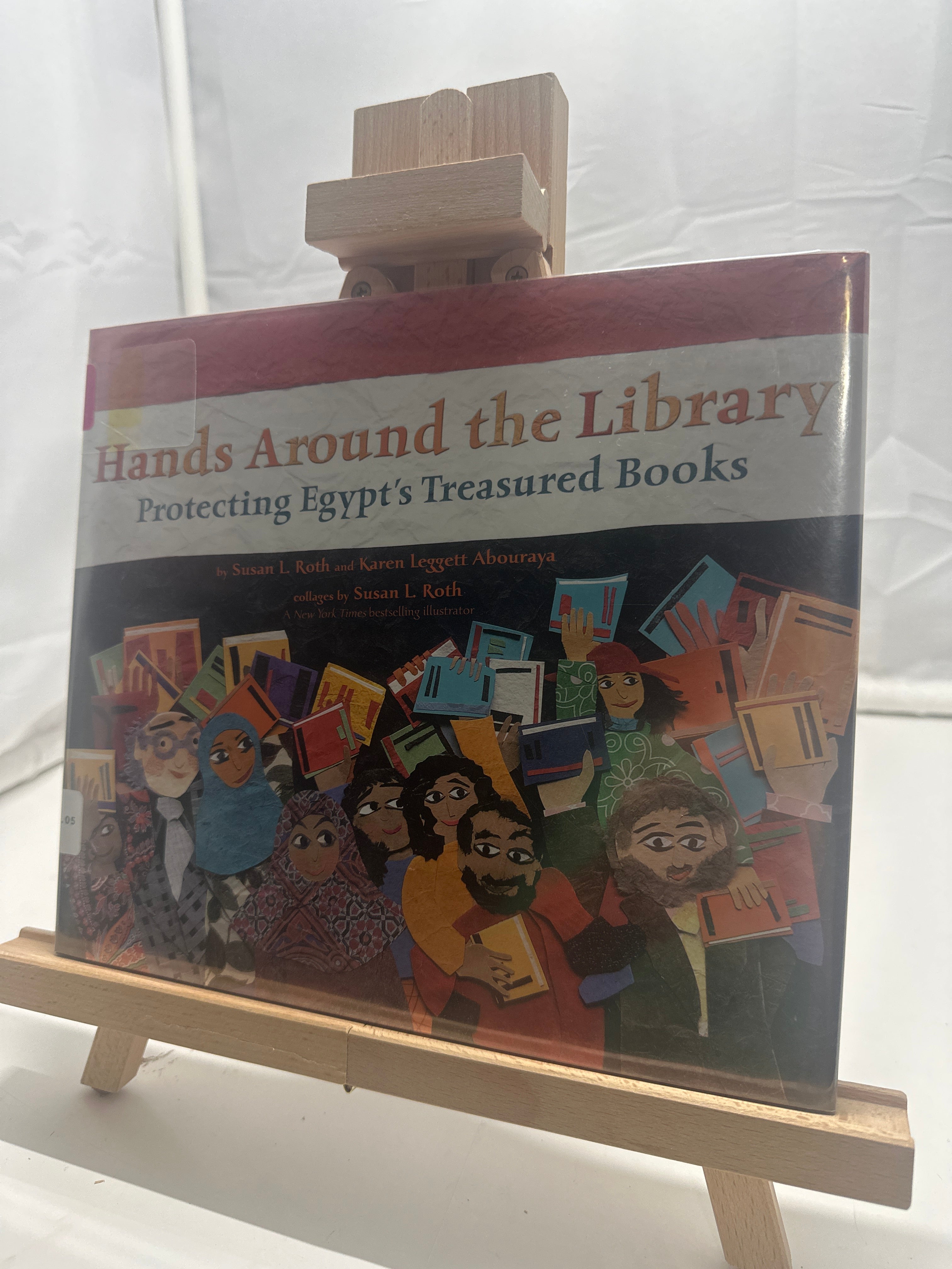 Hands around the library by Susan L. Roth Hardcover