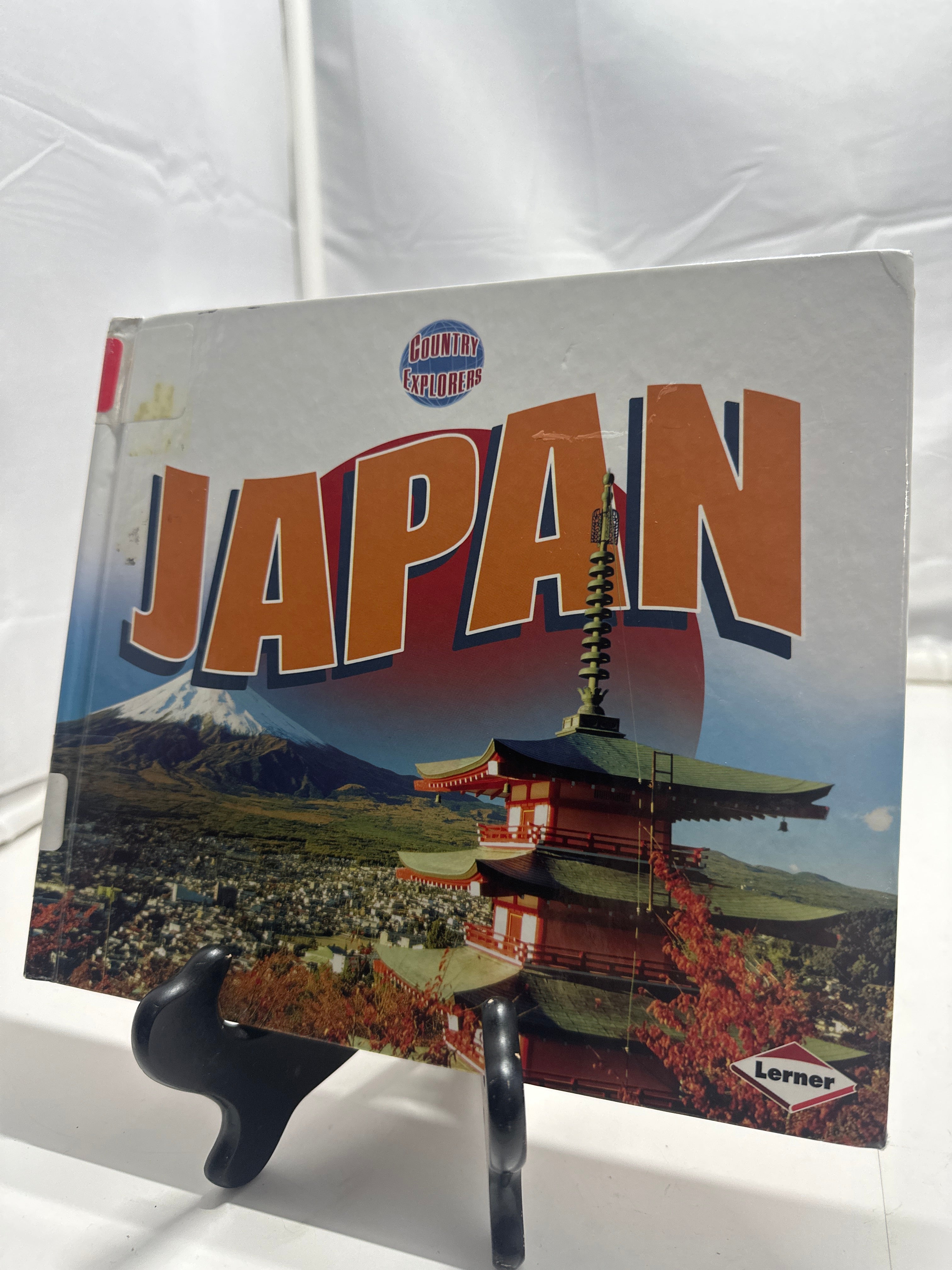 Japan (Country Explorers) by Tom Streissguth Hardcover