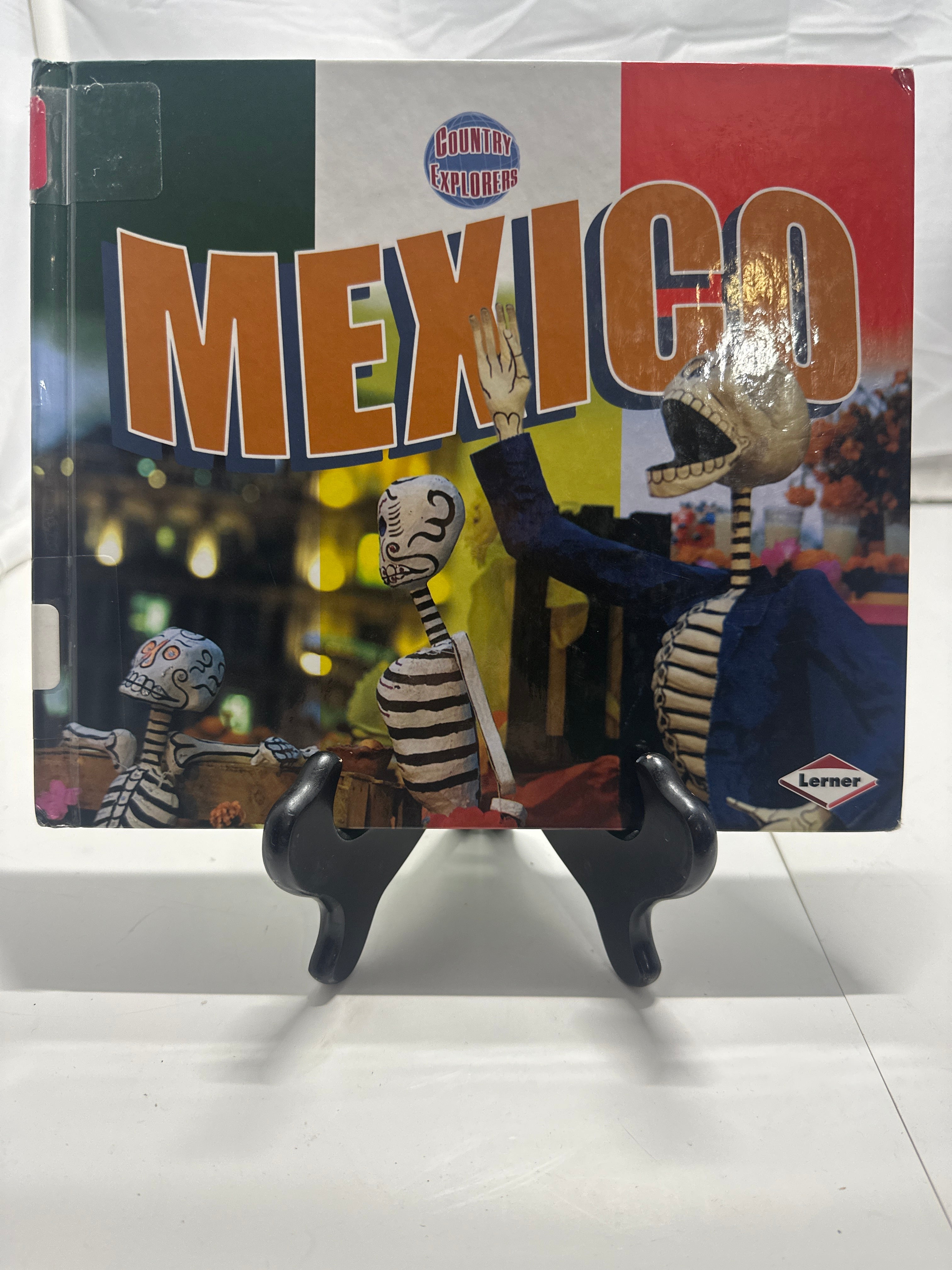 Mexico (Country Explorers) by Thomas Streissguth Hardcover