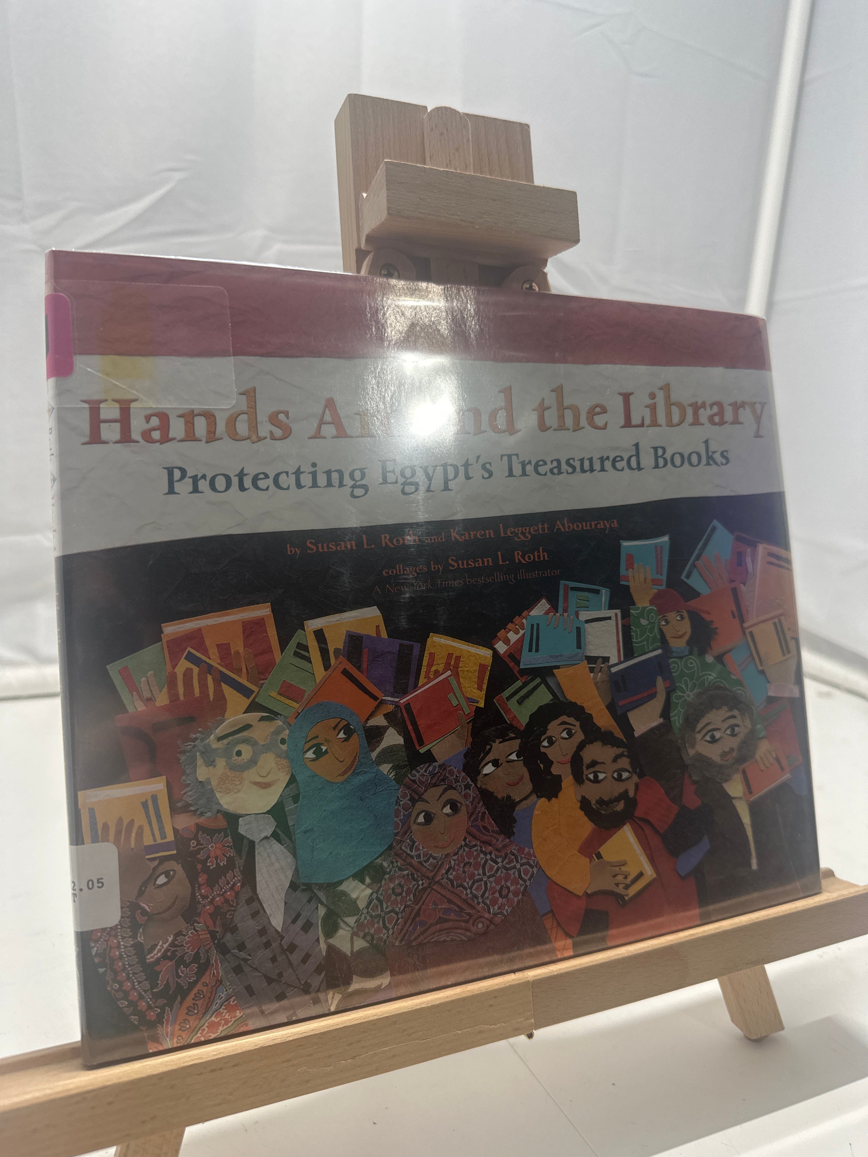 Hands around the library by Susan L. Roth Hardcover
