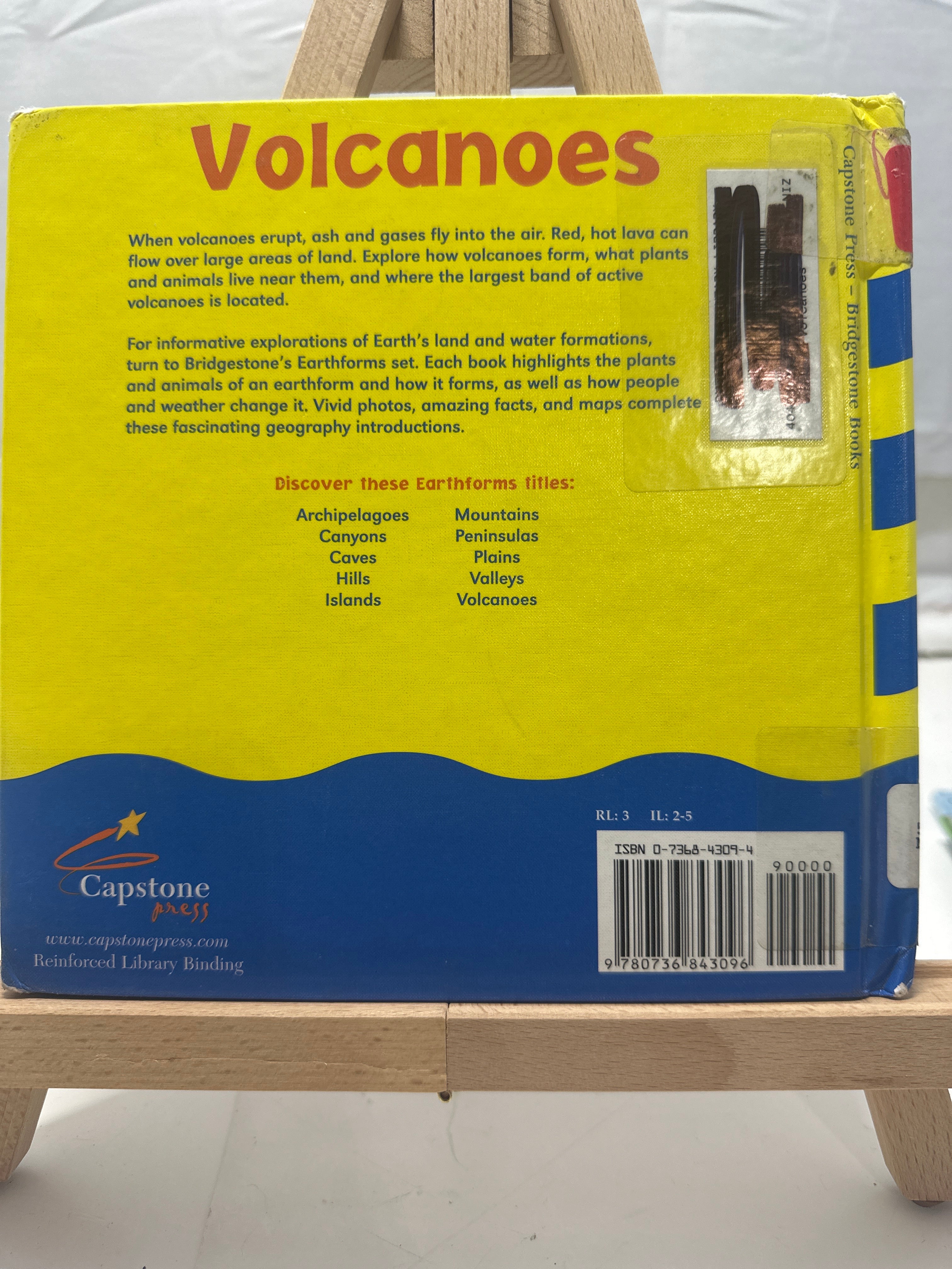 Volcanoes (Earthforms) by Xavier Niz Hardcover