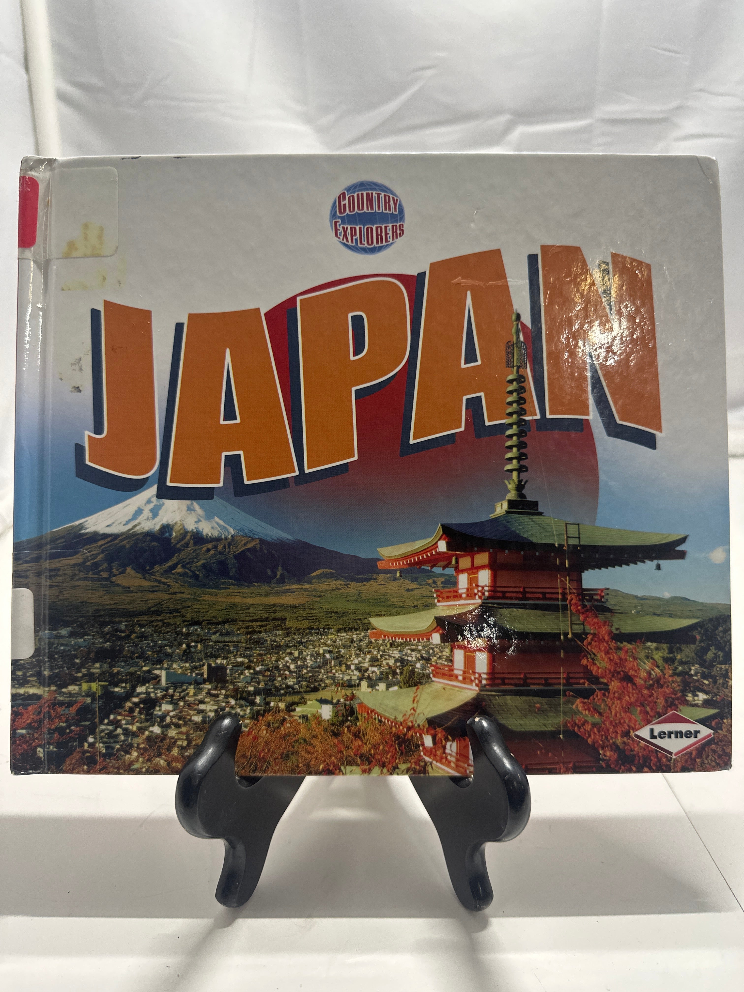 Japan (Country Explorers) by Tom Streissguth Hardcover