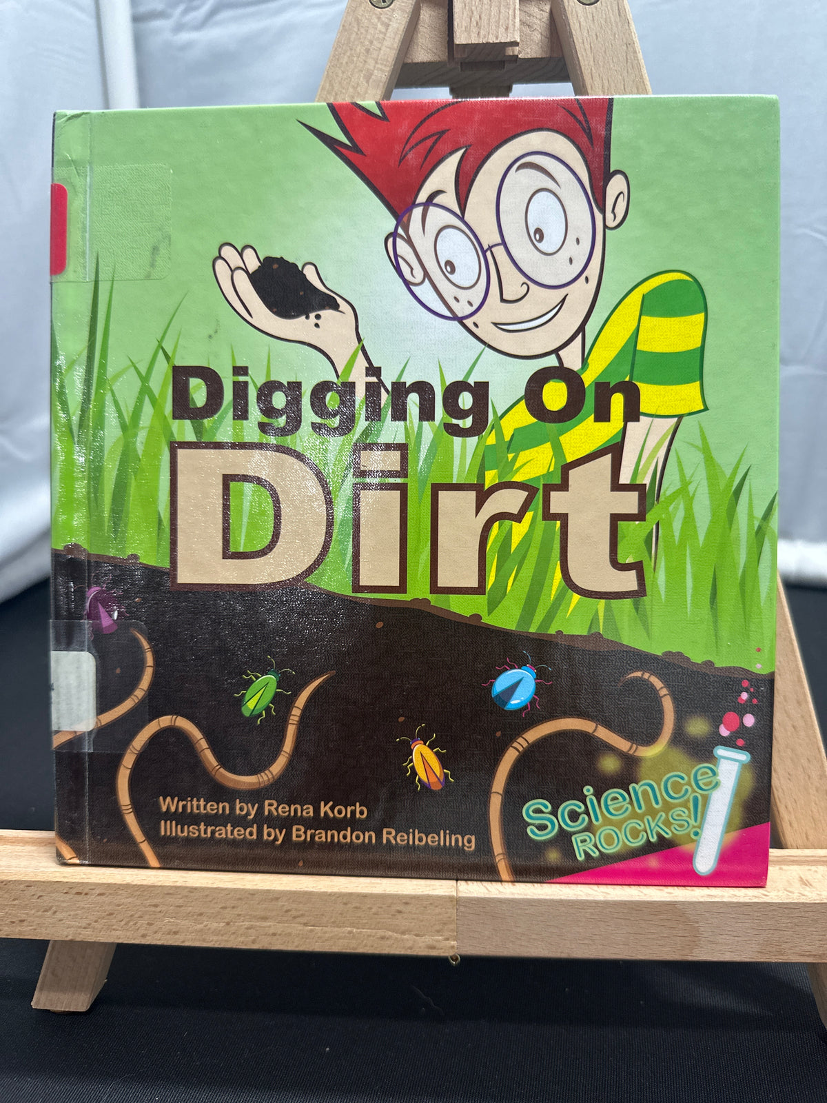 Digging on Dirt (Science Rocks) (Science Rocks) by Rena Korb Hardcover