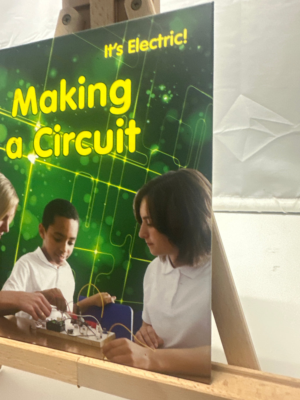 Making a circuit by Chris Oxlade Hardcover