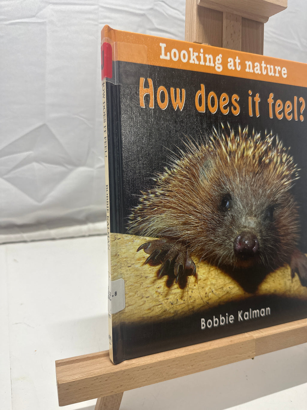 How Does It Feel? (Looking at Nature) by Bobbie Kalman Hardcover