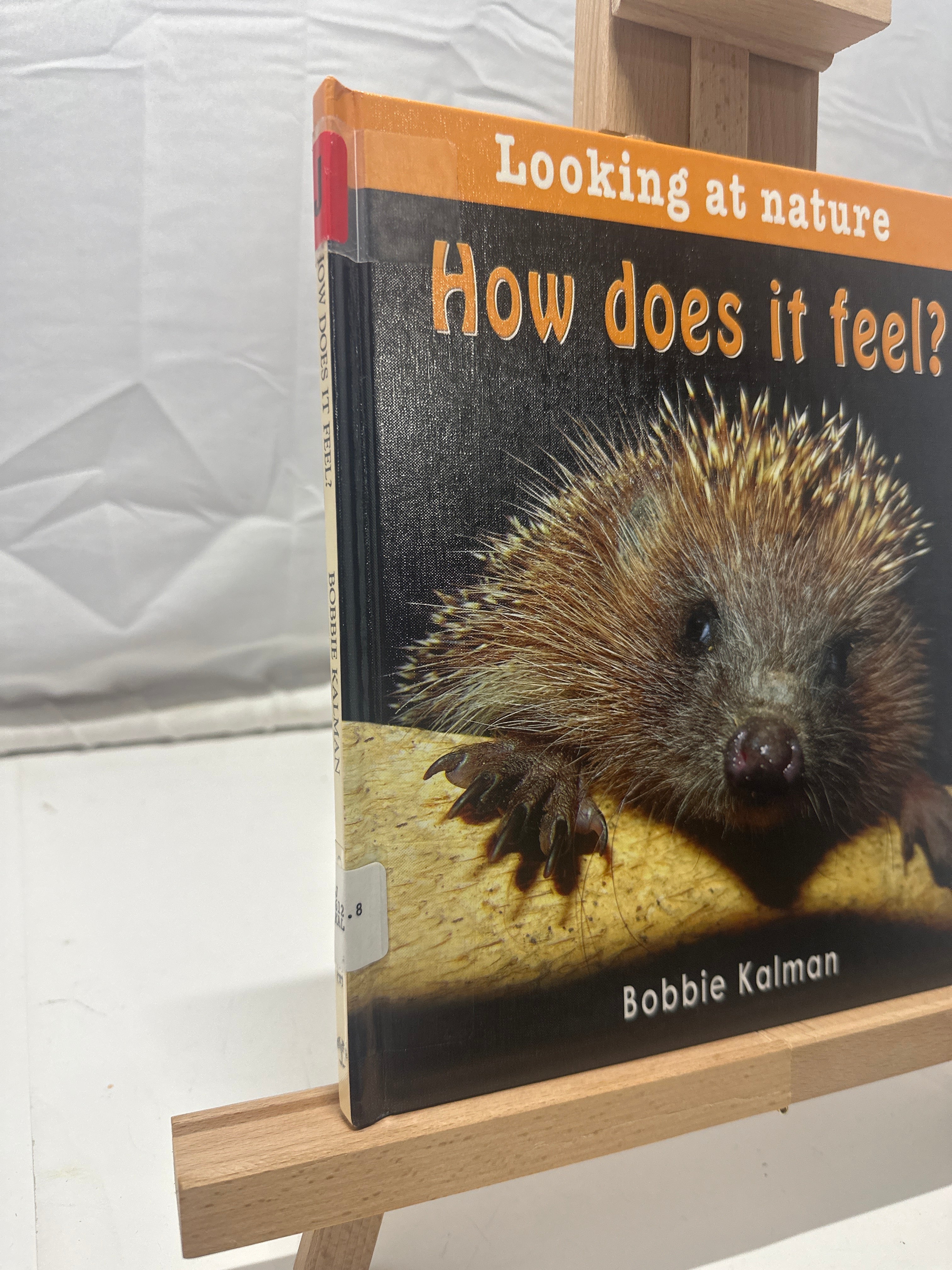 How Does It Feel? (Looking at Nature) by Bobbie Kalman Hardcover